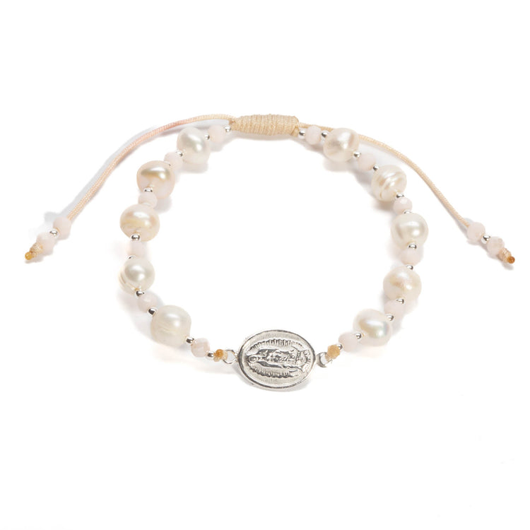 Pulsera de hilo dije de virgen con perlas cultivadas de rio. de plata mexicana