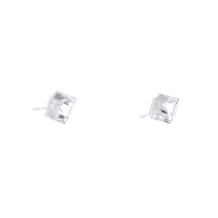 Aretes en forma cubos de cristal