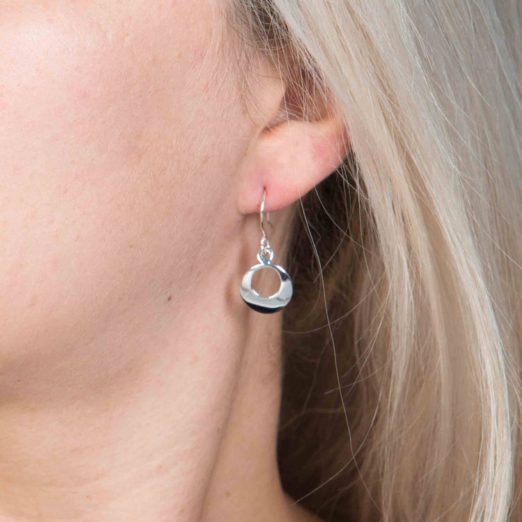 Aretes circulo perforado de plata