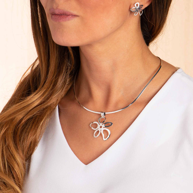 Dije y aretes de flor irregular de Plata