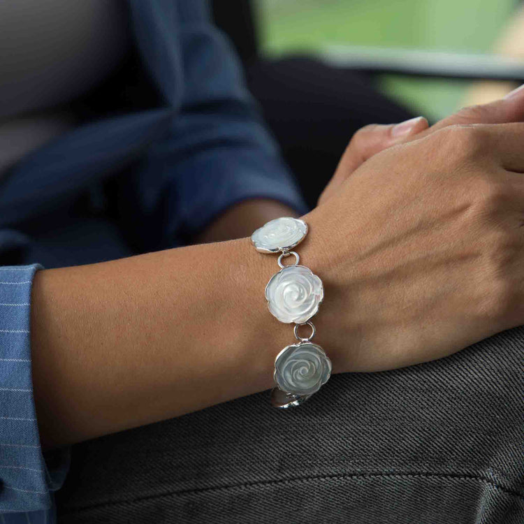 Pulsera de flores madre perla