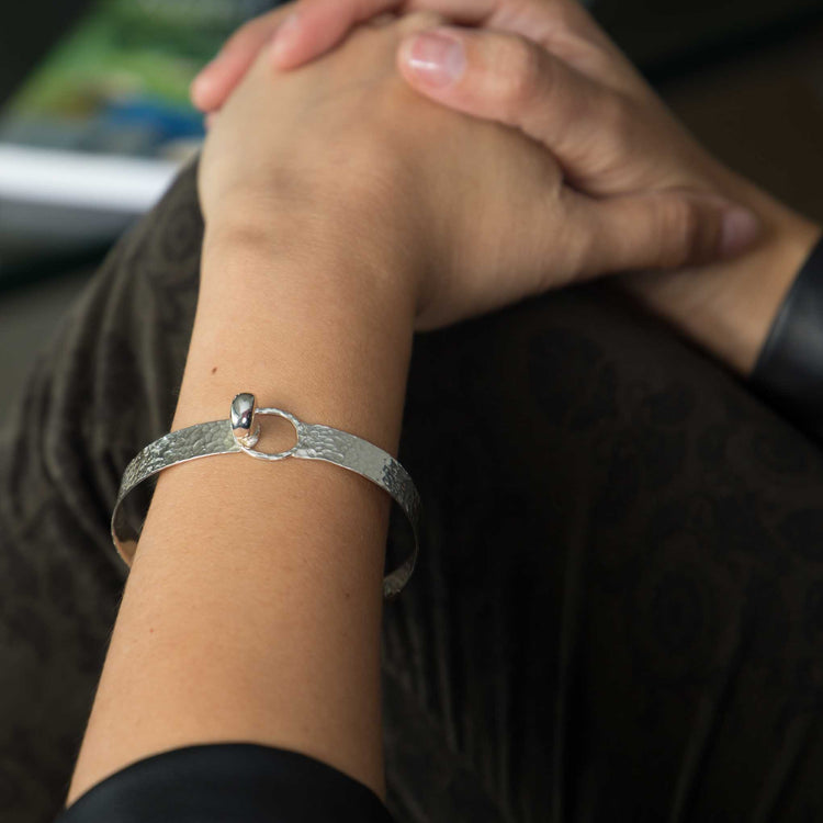 Brazalete estilo cinturón de Plata martillada