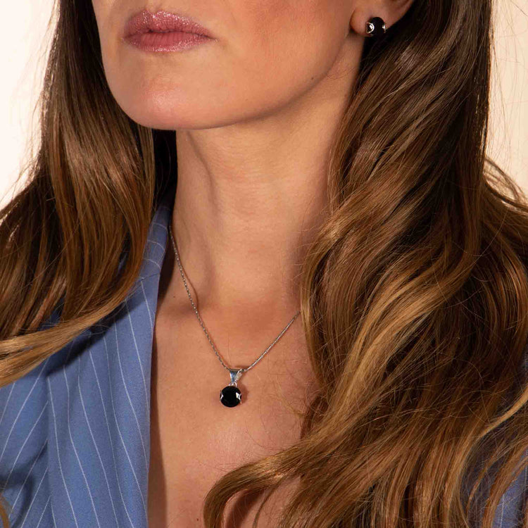 Dijes y aretes abrazo de zirconias con plata.