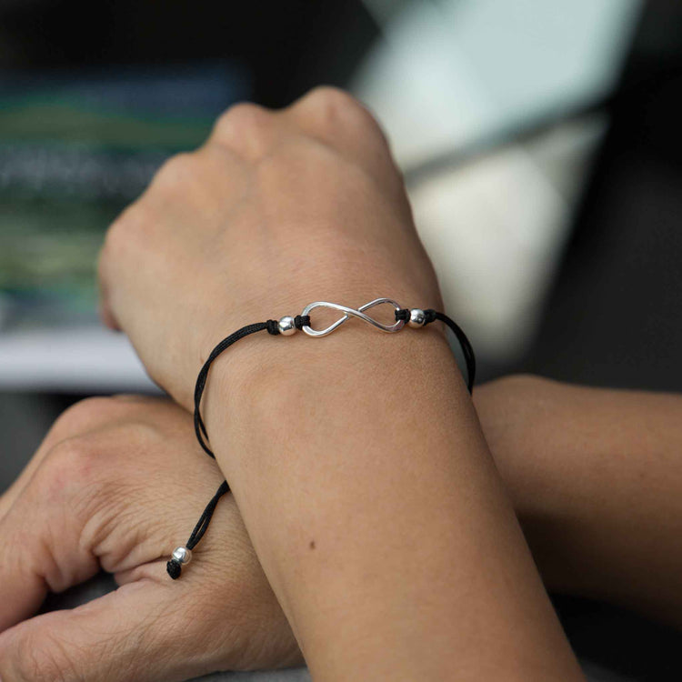 Pulsera de hilo con infinito de plata