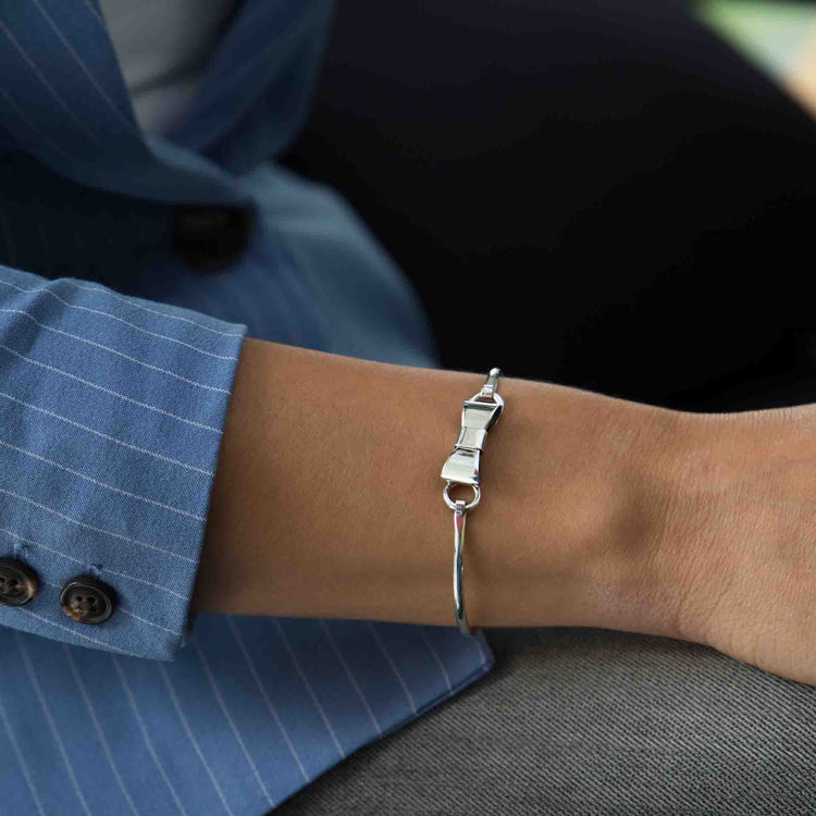 Brazalete de plata con moño