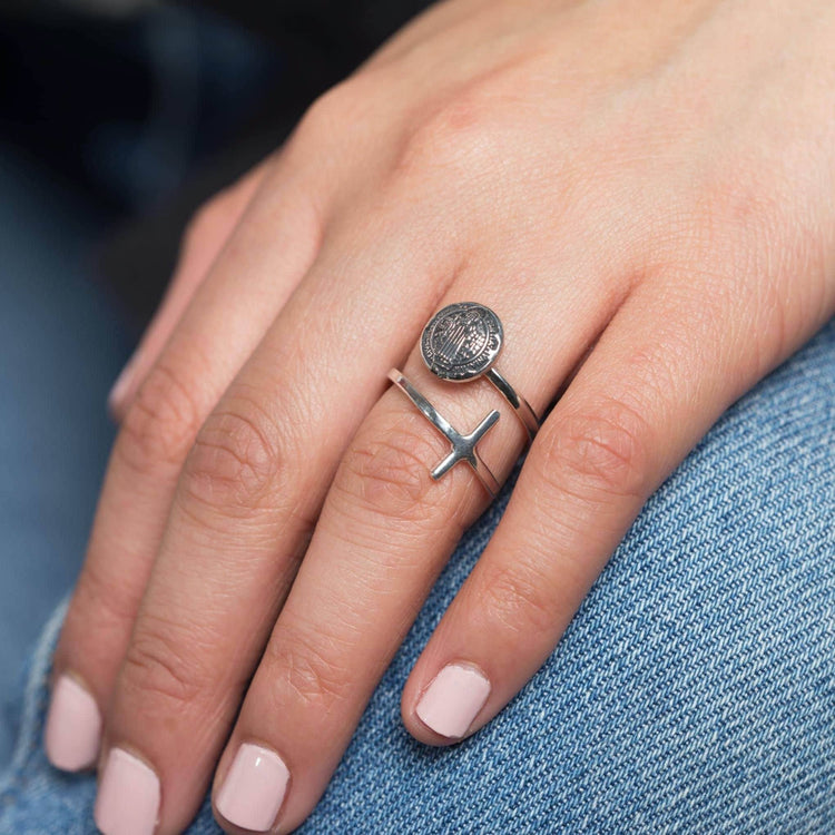 Anillo san benito con cruz entrelazada de plata
