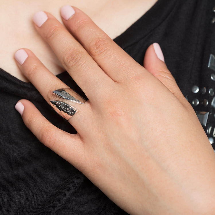 Anillo rio martillado  de plata mexicana