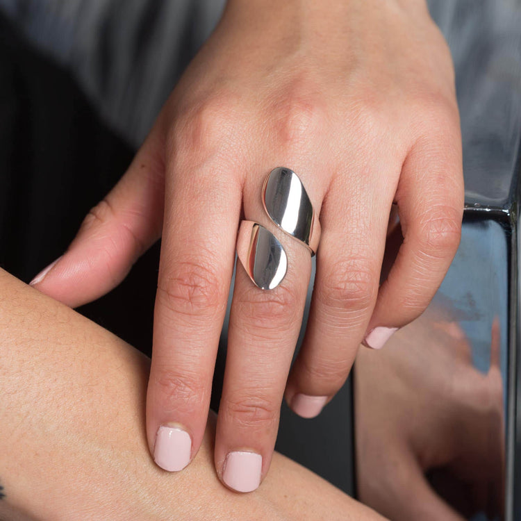 Anillo dos hojas liso de plata mexicana