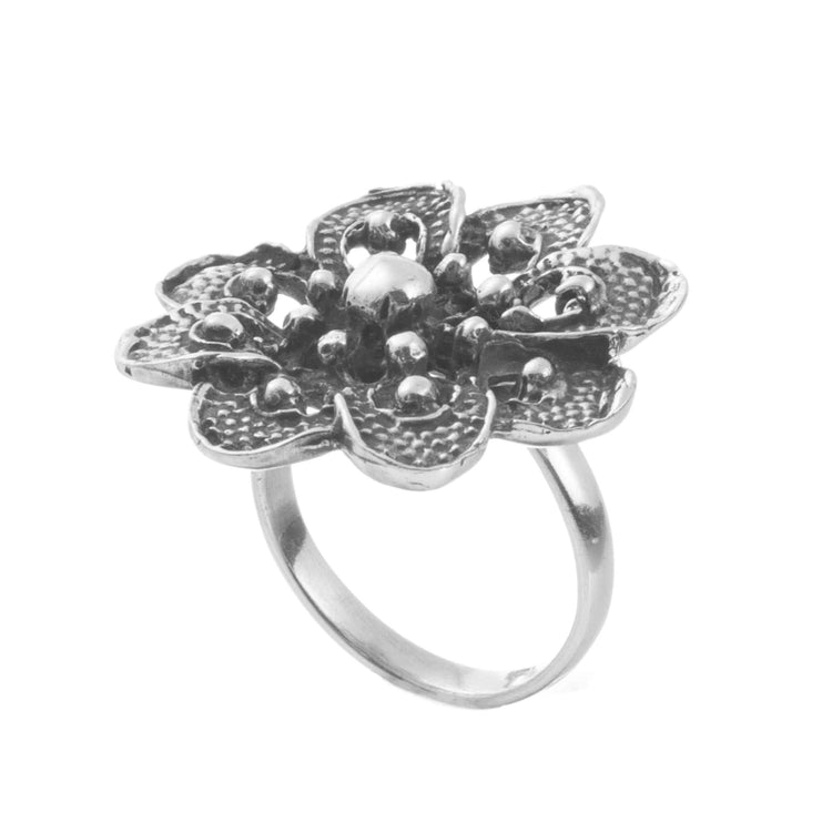 Anillo flor obscuro de plata mexicana