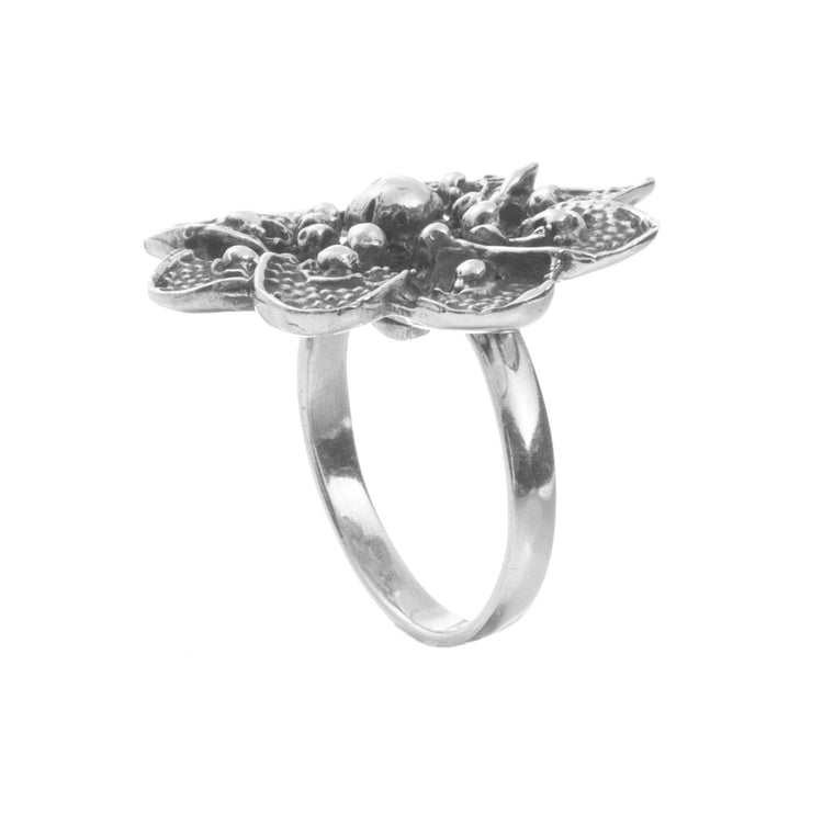 Anillo flor obscuro de plata mexicana