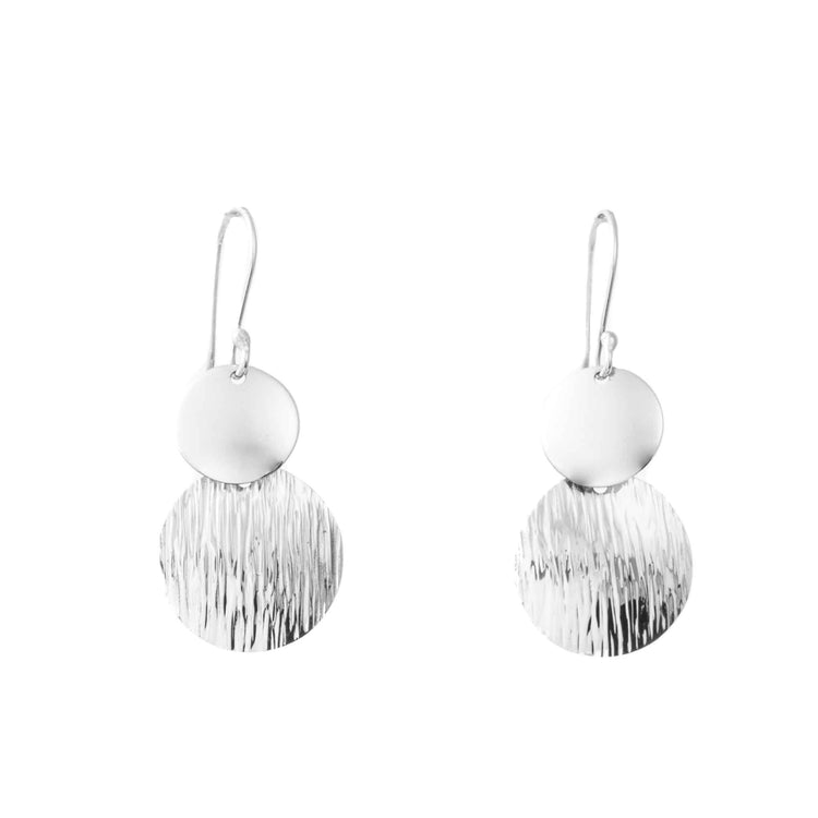 Aretes con combinación de acabado liso y rayado de plata mexicana