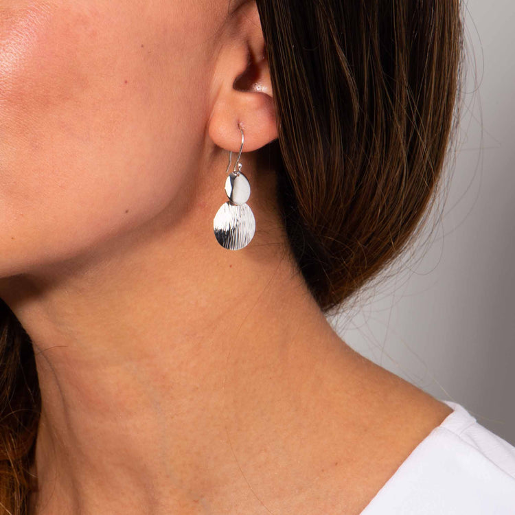 Aretes con combinación de acabado liso y rayado de plata mexicana