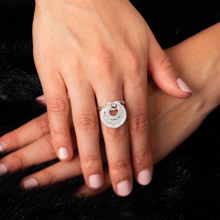 Anillo giratorio martillado de plata