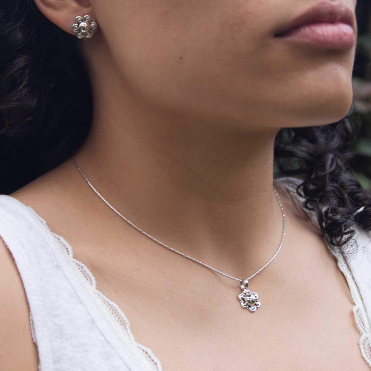 Juego de flores con detalles circulares de plata de plata mexicana
