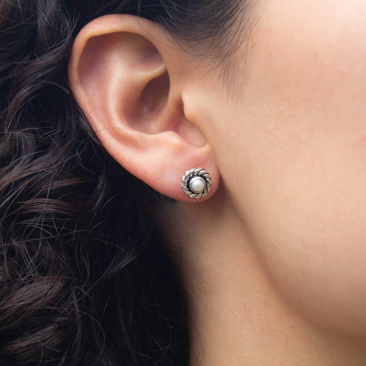Aretes de plata enroscados con perla de plata mexicana