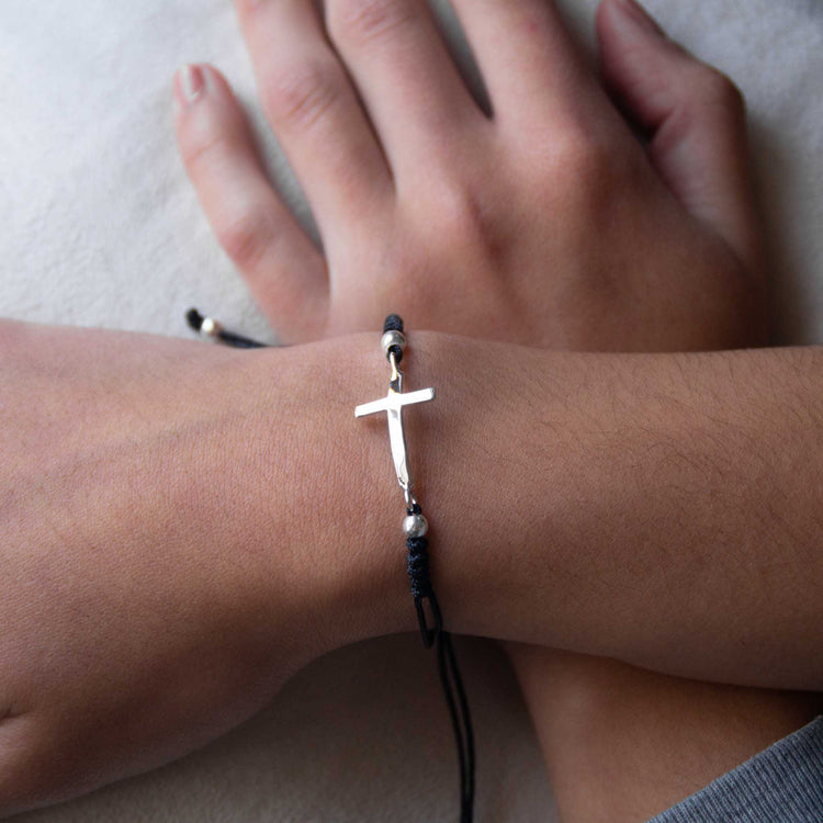 Pulsera de hilo con cruz de plata