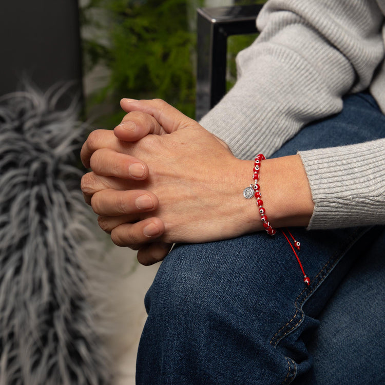 Pulsera de hilo con dije de San Benito de plata y ojos turcos de plata mexicana