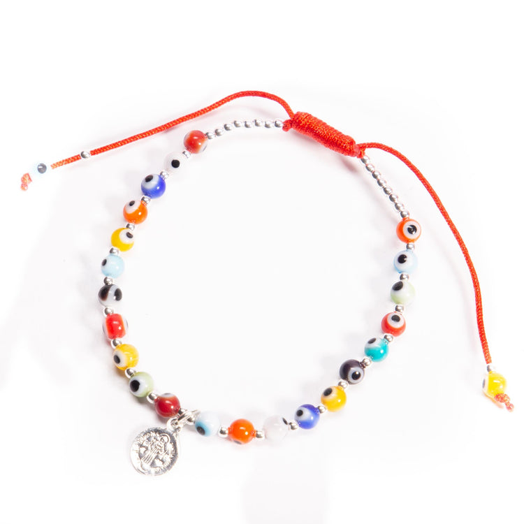 Pulsera de hilo con dije de San Benito de plata y ojos turcos