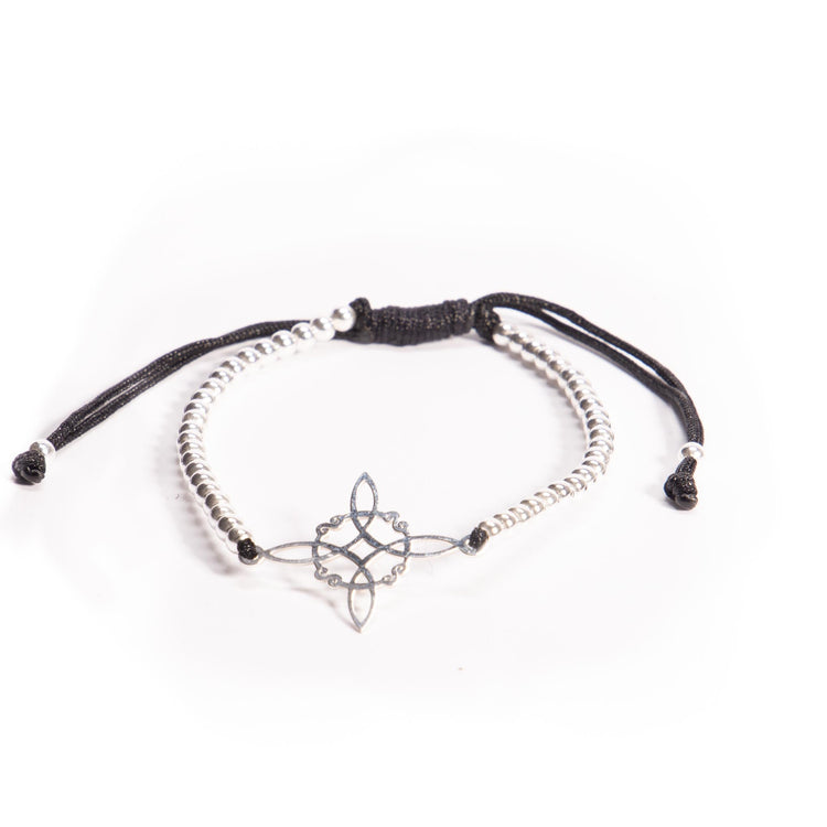 Pulsera de hilo con dije de bruja en plata. de plata mexicana