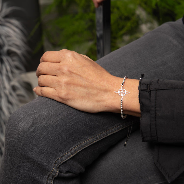 Pulsera de hilo con dije de bruja en plata. de plata mexicana