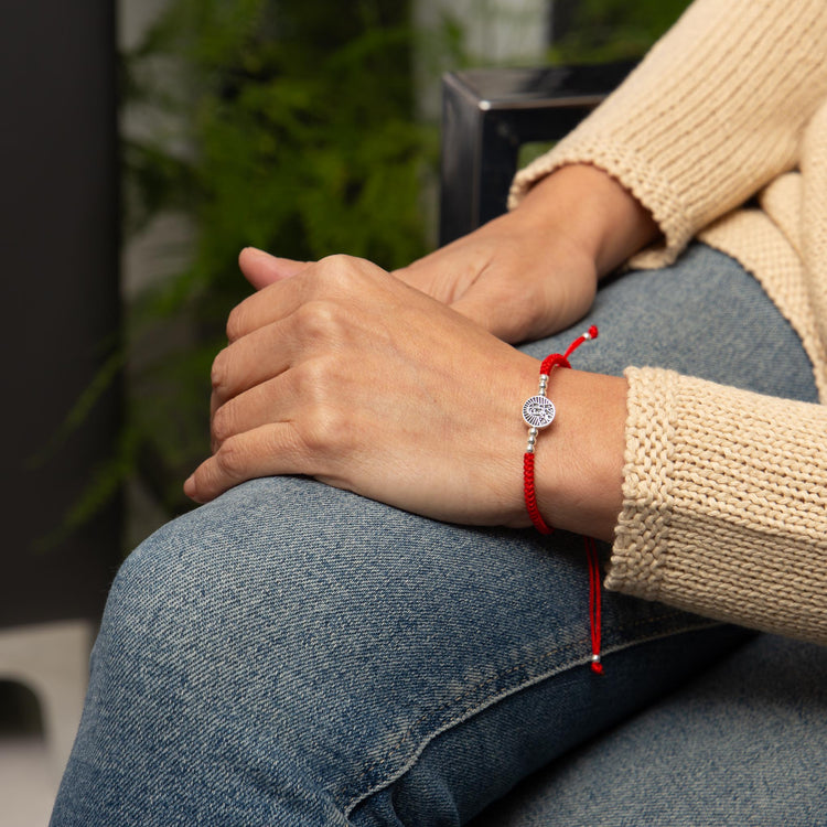 Pulsera de hilo con dije de la virgen de Guadalupe en plata de plata mexicana