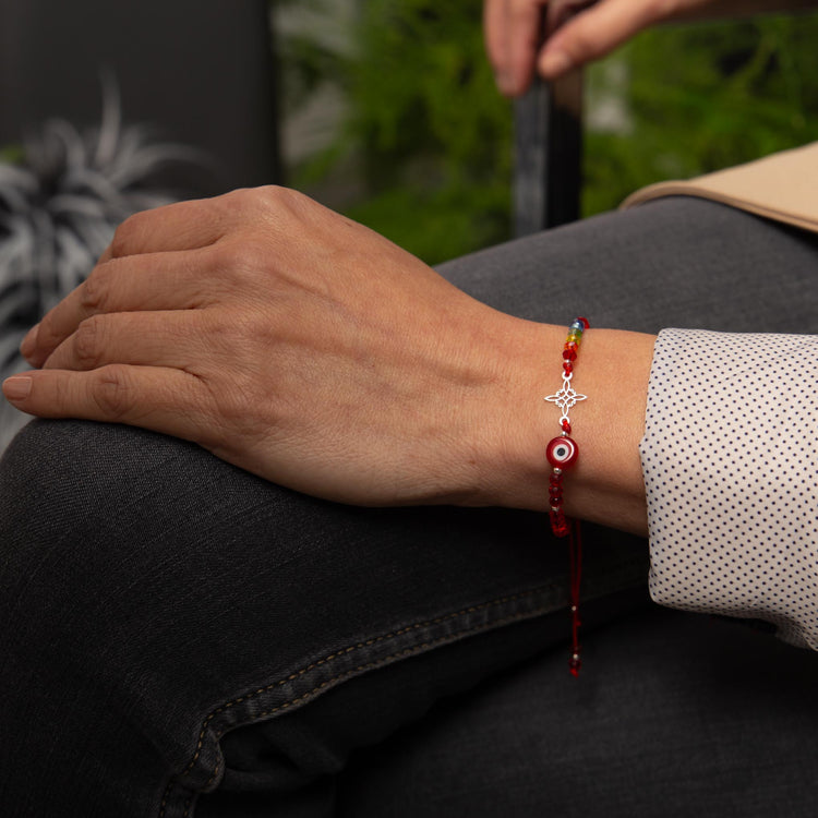 Pulsera de hilo con dije de nudo de bruja de plata, cristalitos y ojo turco de plata mexicana