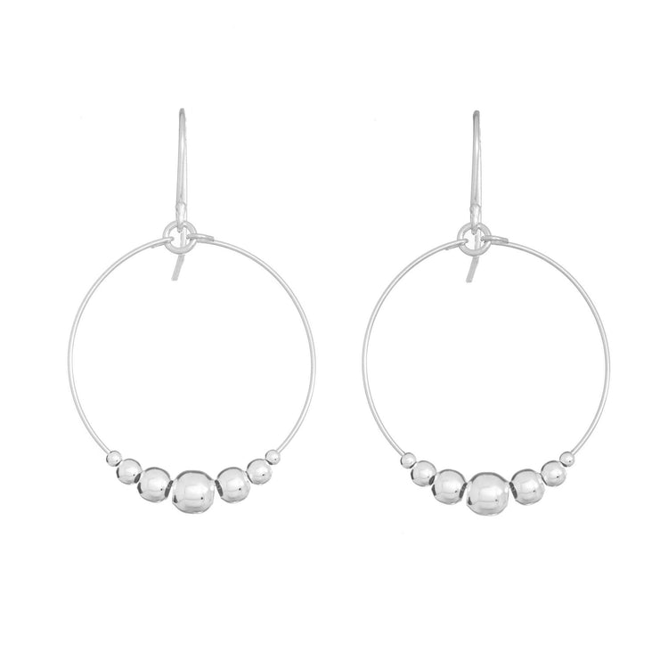 Aretes de contorno circular con esferas de plata