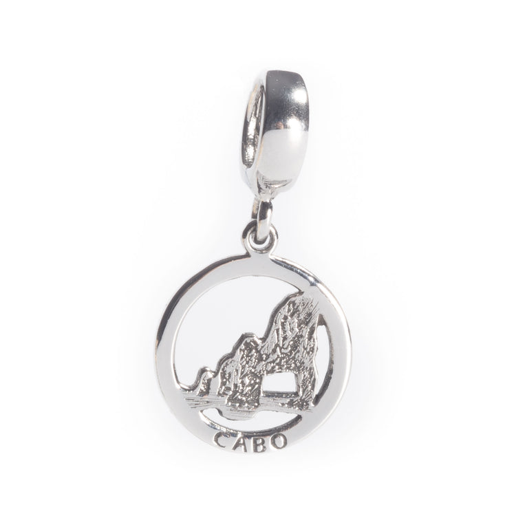 Dije de plata con baño de rodio, arco los cabos