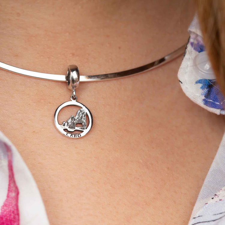 Dije de plata con baño de rodio, arco los cabos