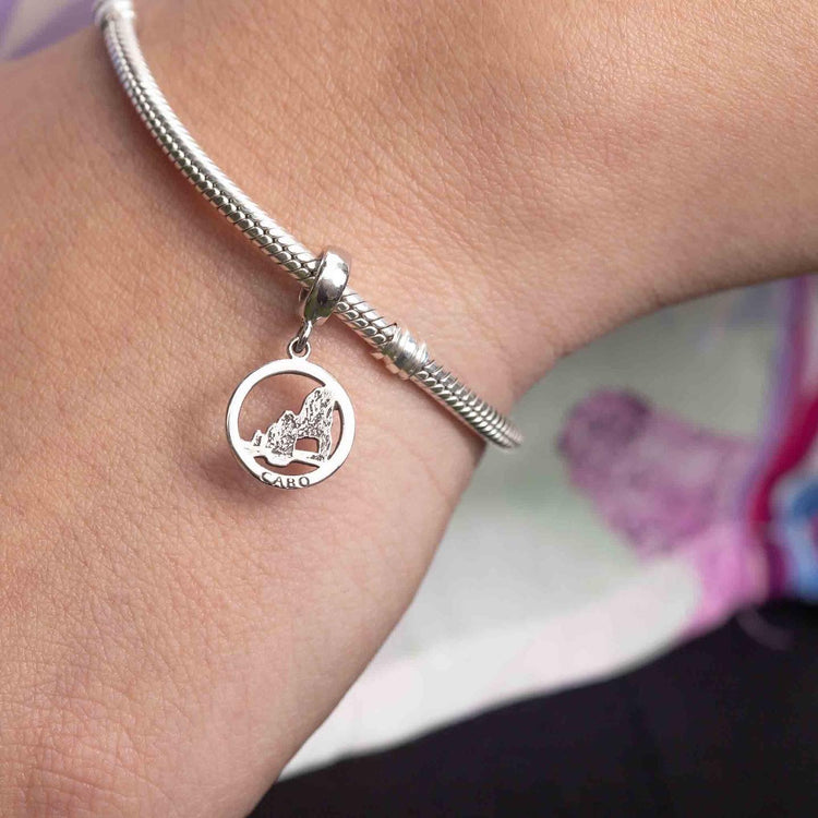 Dije de plata con baño de rodio, arco los cabos