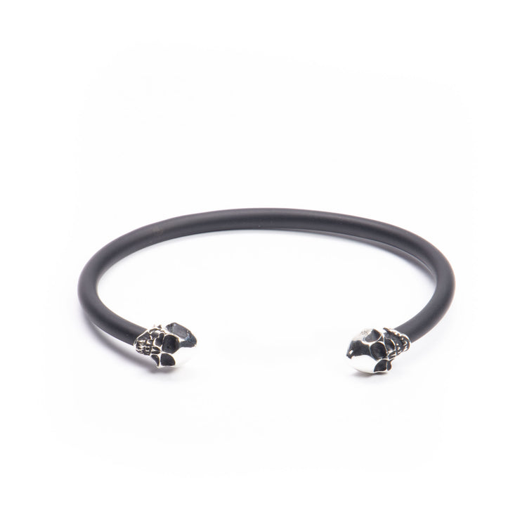 Brazalete de caucho 2 calaveras de plata mexicana