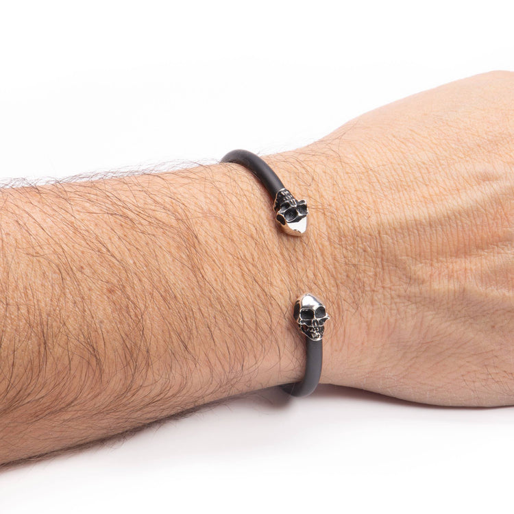 Brazalete de caucho 2 calaveras de plata mexicana