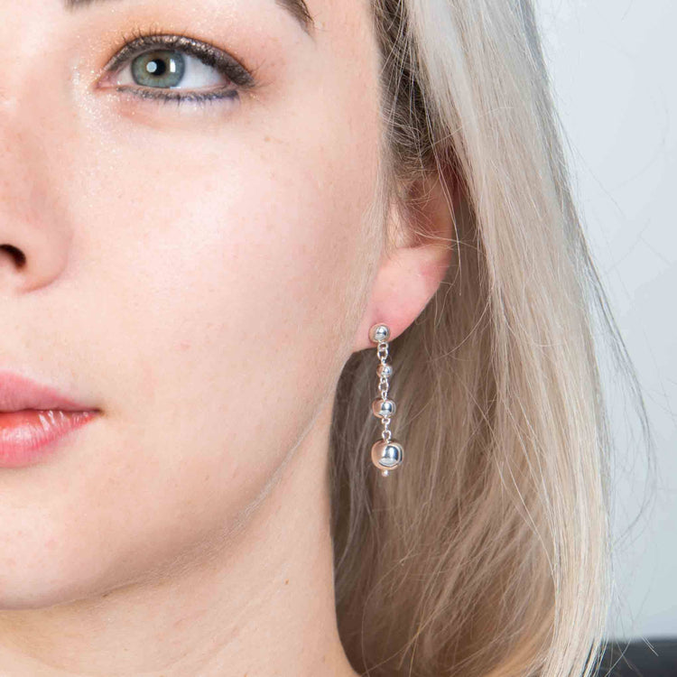 Aretes tira con esferas de Plata