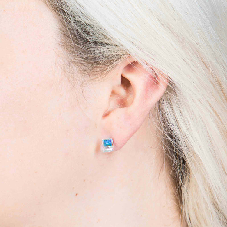 Aretes en forma cubos de cristal