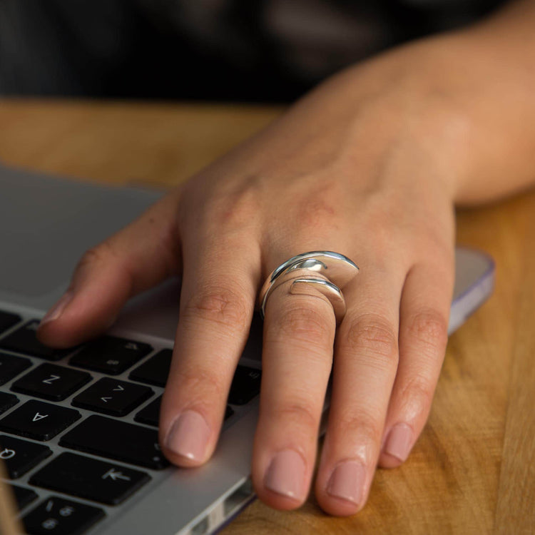Anillo de Plata Barra Curva