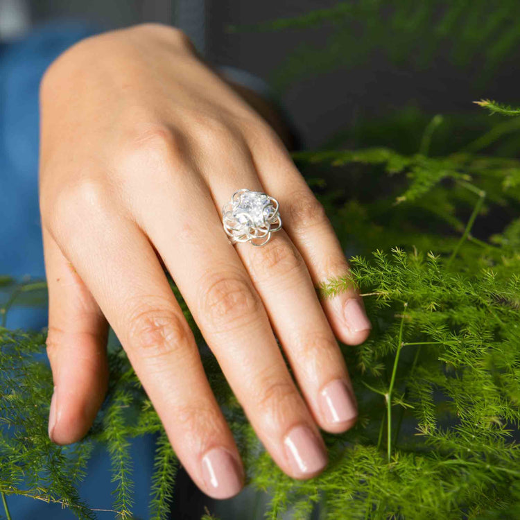 Anillo pétalos de rosa con zirconia