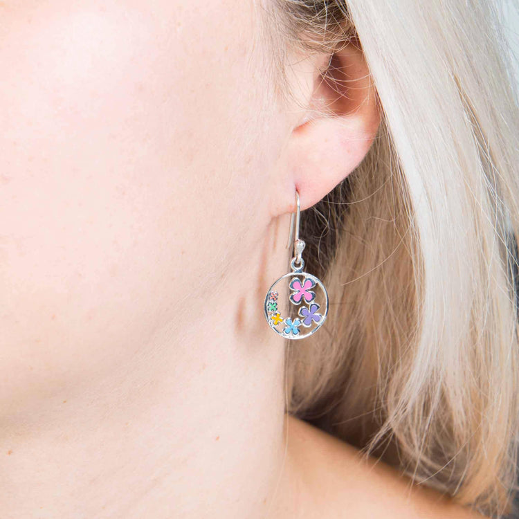Aretes de flores esmaltadas multicolor