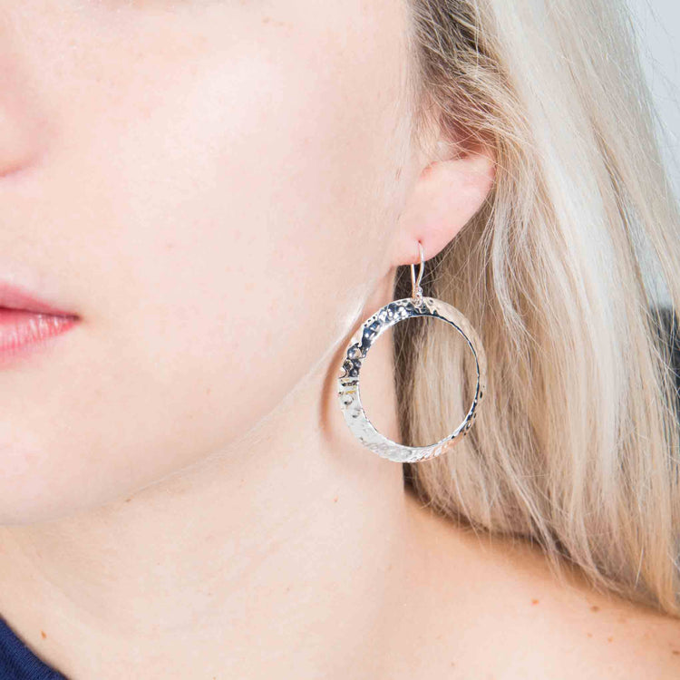 Aretes circulares martillados de Plata