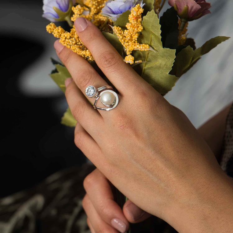 Anillo de plata con dúo de zirconia y perla