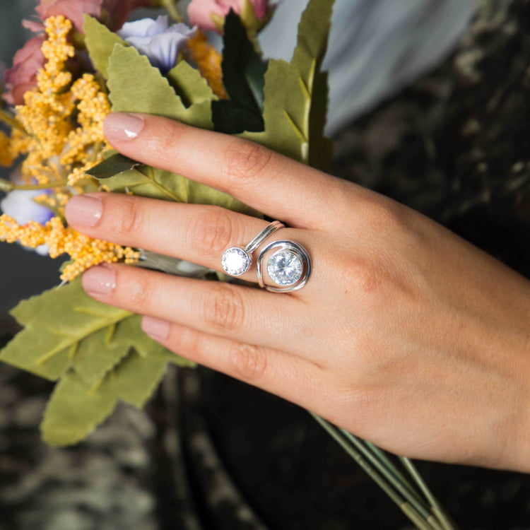 Anillo doble zirconias biseladas en gota de plata