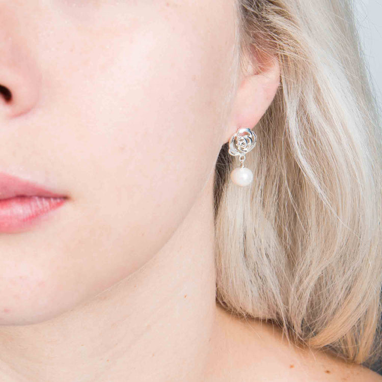 Aretes contorno rosas de plata con perlas