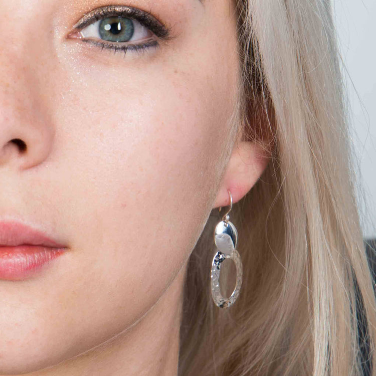 Aretes con combinación de acabado liso y martillado perforados