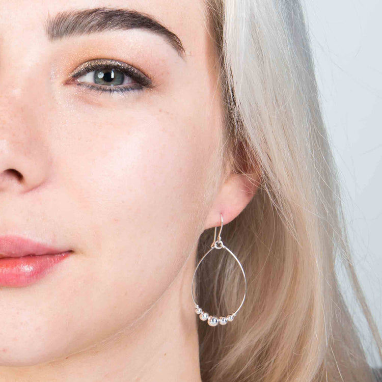 Aretes de contorno ovalados con esferas