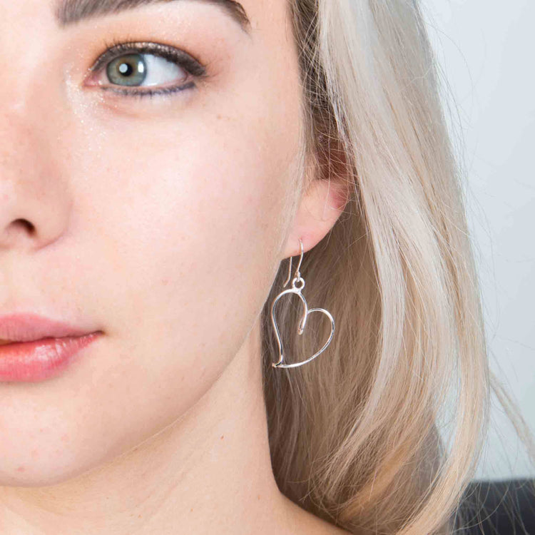 Aretes contorneados de plata en forma de corazón