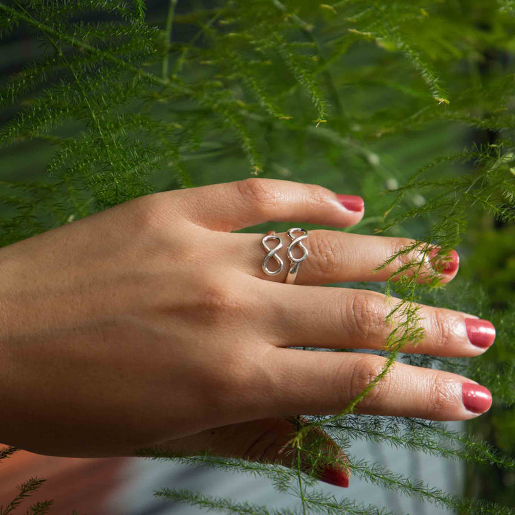 Anillo infinito doble de plata.