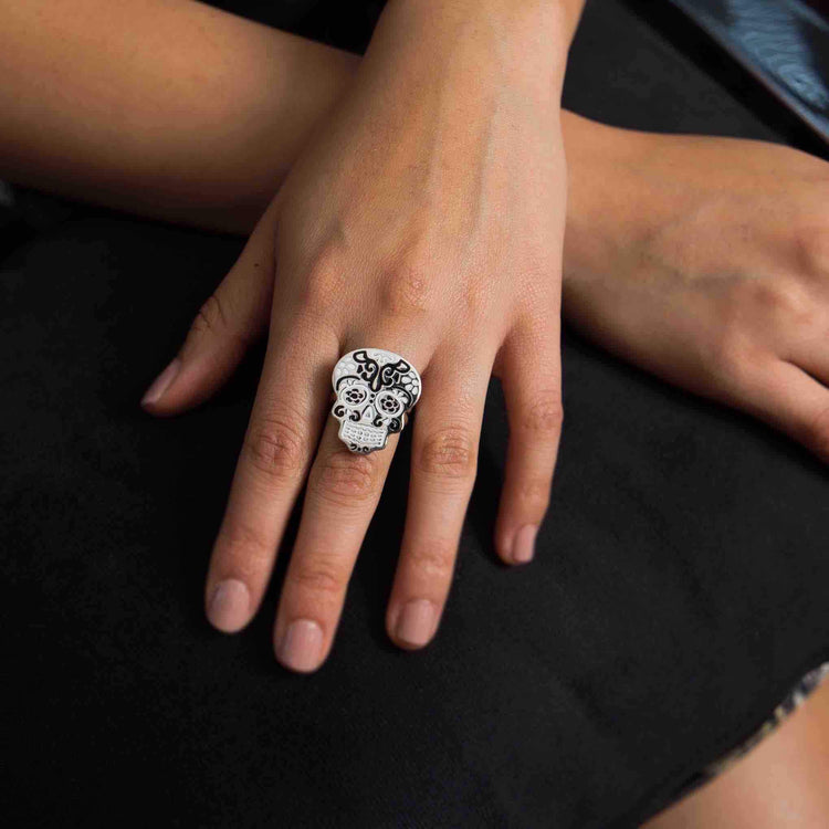 Anillo calavera tradicional de plata*