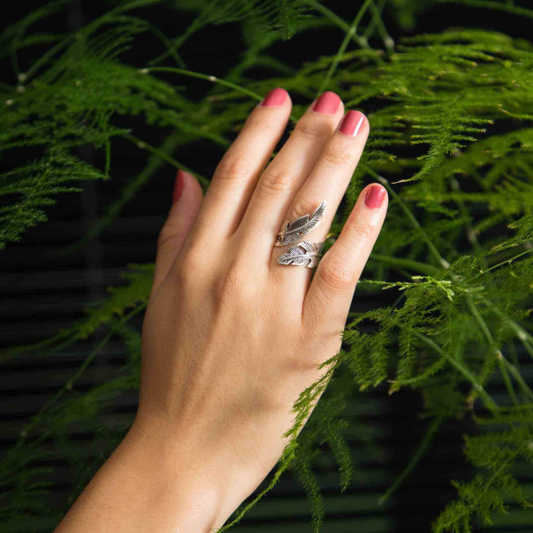 Anillo hoja artesanal pavonada