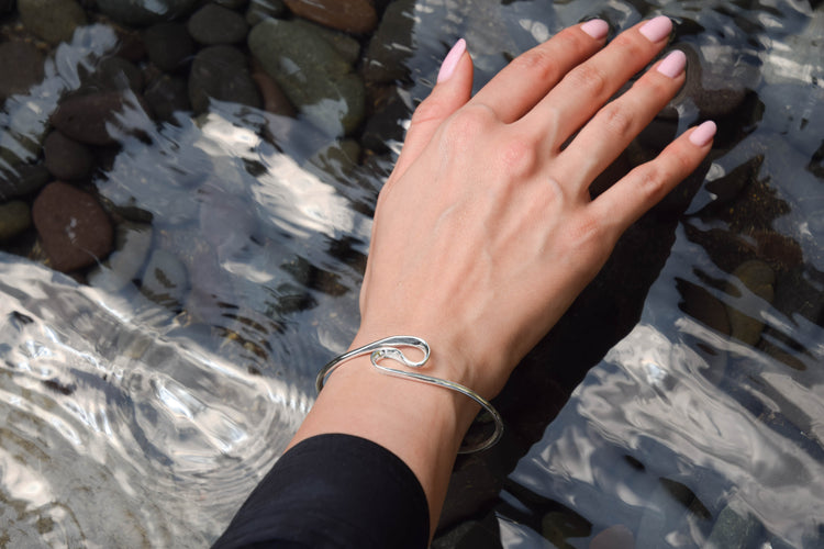 Brazalete ondulado doble de plata