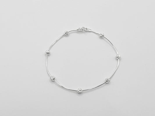 Pulsera minimalista con esferas de plata