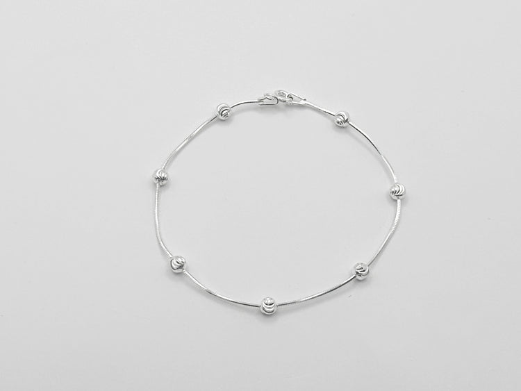 Pulsera minimalista con esferas de plata